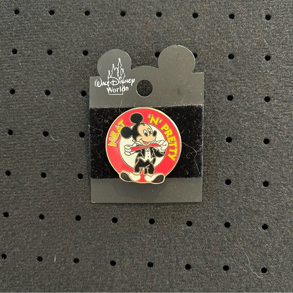 2001 Mickey Sit N Pretty Pin